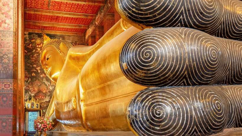Bangkok: Wat Pho and Wat Arun Guided Walking Tour - What the guides add to the visit