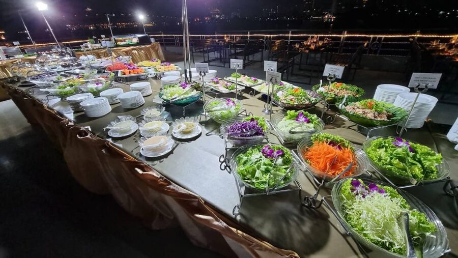 Bangkok: White Orchid Chao Phraya Dinner Cruise - Music and traditional dance shape the evening