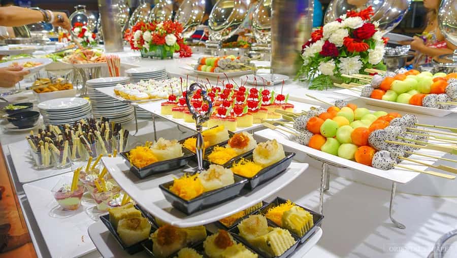 Bangkok: Wonderful Pearl Dinner Cruise and Live Performance - ICONSIAM and the modern riverfront