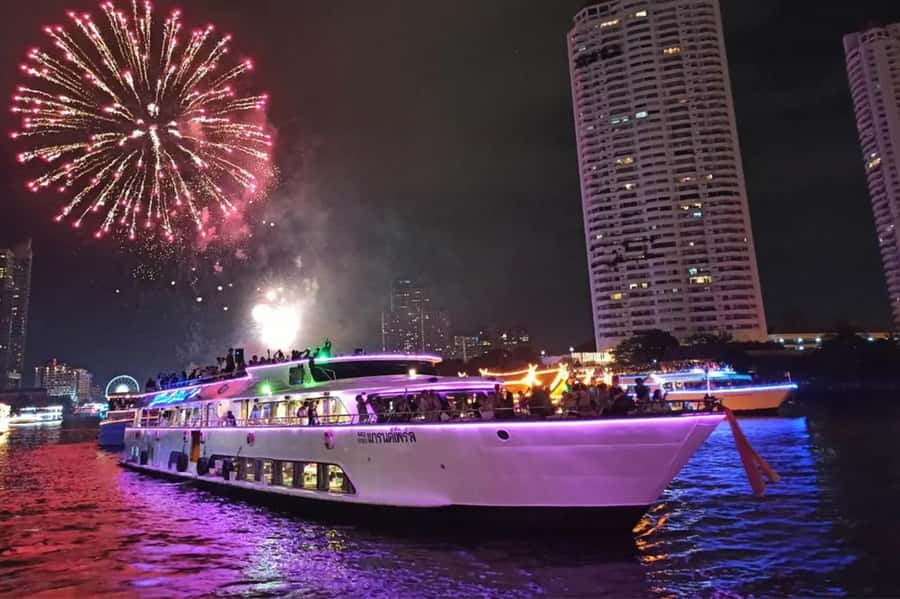 Bangkok: Wonderful Pearl Dinner Cruise and Live Performance - The Chao Phraya begins the show