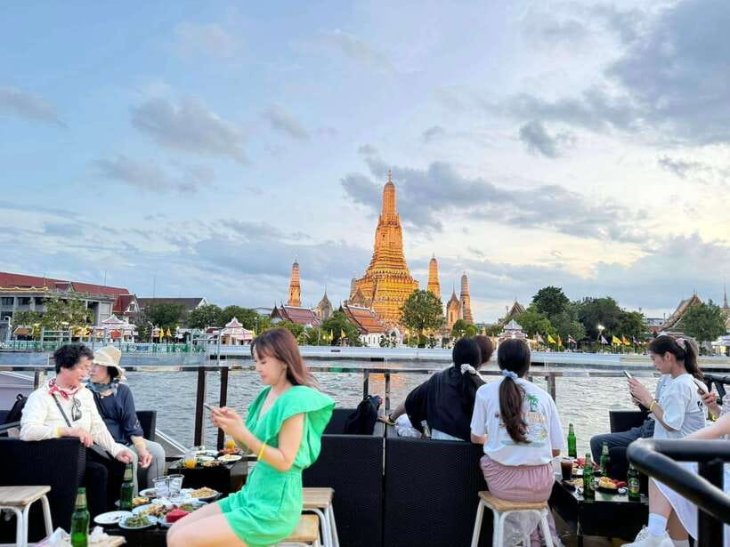 Bangkok: Yodsiam Sightseeing Cruise Snacks & Unlimited Beer - Wat Arun is the star of the evening