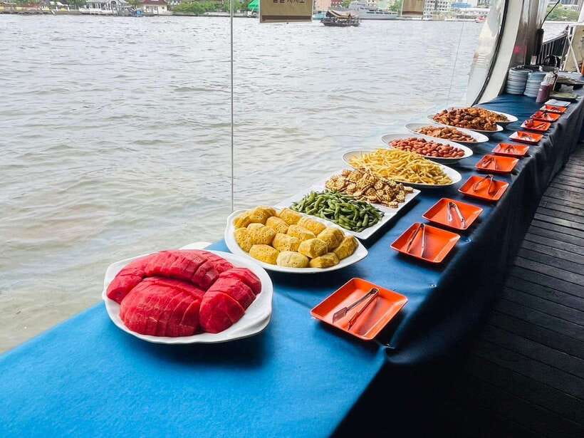 Bangkok: Yodsiam Sightseeing Cruise Snacks & Unlimited Beer - Music, dancing, and the party atmosphere