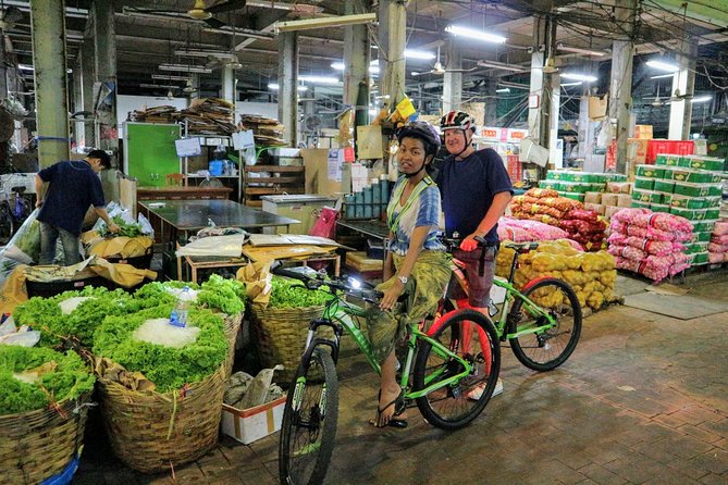 Bike Bangkok at Night with Thai Dinner - Wat Pho and the old city after dark