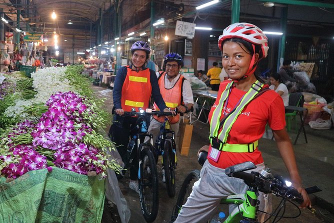 Bike Bangkok at Night with Thai Dinner - Dinner in a Thonburi family home