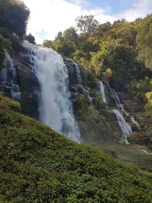 Chang Mai: Doi Inthanon Day Tour w/Waterfalls & Hilltribes - A Hmong market and the question of authentic culture