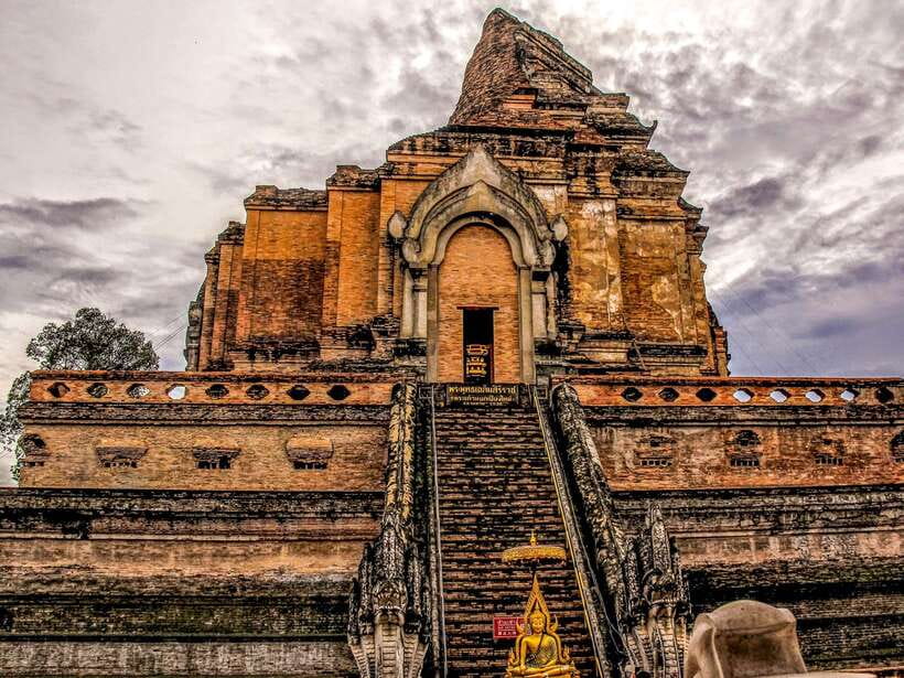 Chiang Mai: 3 Hour Old City and Temples Guided Walking Tour - Wat Phan Tao and the beauty of teak