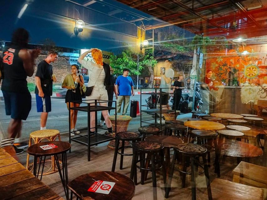 Chiang Mai: Chiang Mai Bar Hopping Guided Night Tour - Riding a rod dang to Ton Lam Yai Market