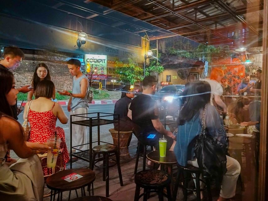 Chiang Mai: Chiang Mai Bar Hopping Guided Night Tour - What the guides add to the evening