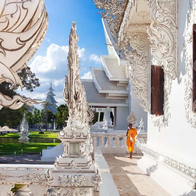 Chiang Mai: Chiang Rai Famous Temples & Hot Springs Day Trip - Wat Rong Suea Ten and its blue interior