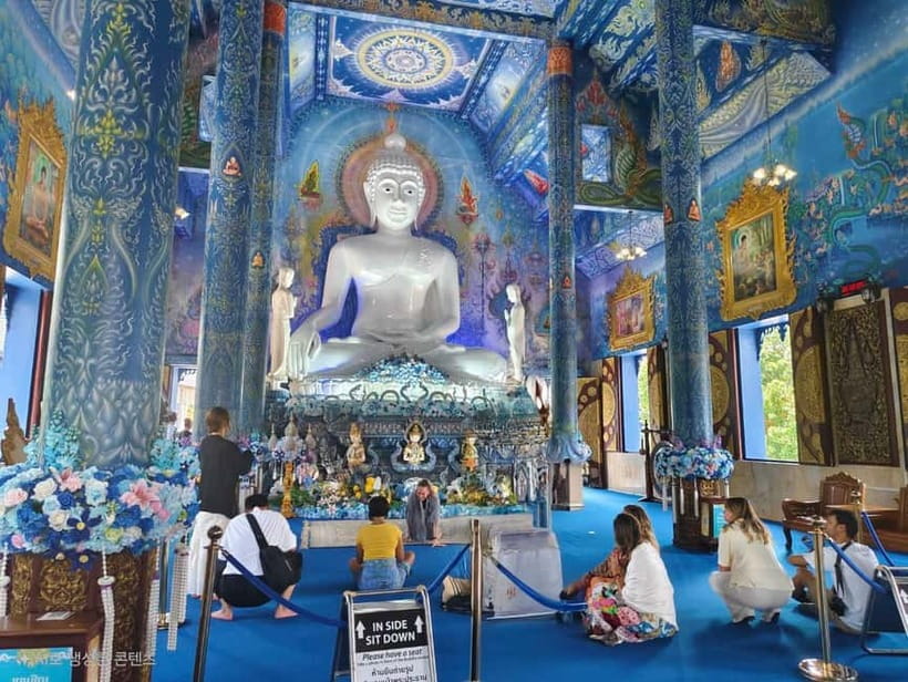 Chiang Mai: Chiang Rai Red, White, and Blue Temples day tour - Lunch between the White and Blue Temples
