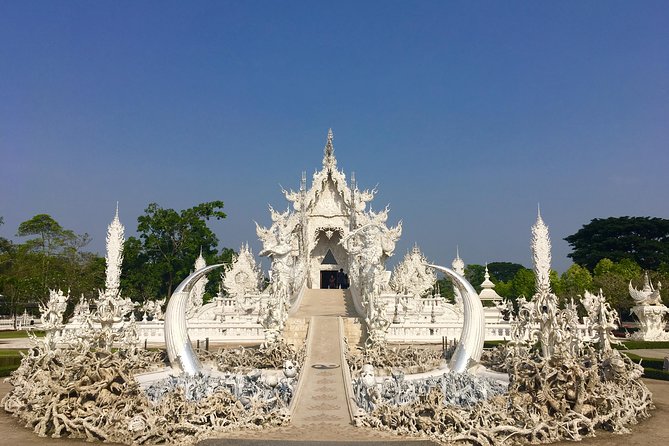 Chiang Mai-Chiang Rai:White+Black+Blue Temple+Golden Triangle+Boat Trip - Lunch on a packed schedule