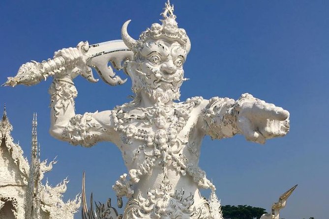 Chiang Mai-Chiang Rai:White-Black-Blue Temple-Golden Triangle-Keren-Boat Trip - Lunch gives the long day a needed pause