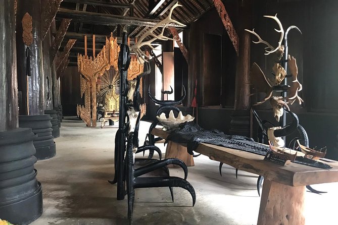Chiang Mai-Chiang Rai:White-Black-Blue Temple-Golden Triangle-Keren-Boat Trip - Karen Long Neck village: approach this stop thoughtfully