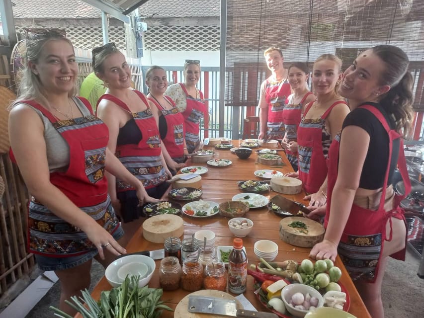 Chiang Mai: Cooking Class with Market and Pickup - What you actually learn at the wok