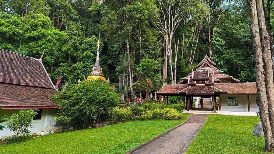 Chiang Mai: Doi Suthep and Wat Pha Lat Temple Evening Tour - The White Temple and Blue Temple question