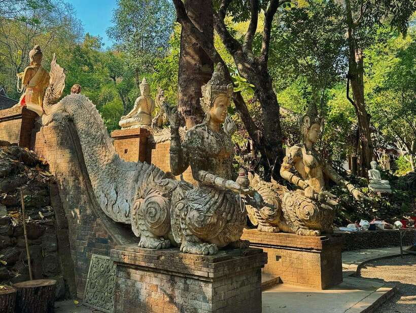 Chiang Mai: Doi Suthep and Wat Pha Lat Temple Evening Tour - The climb to Wat Phra That Doi Suthep