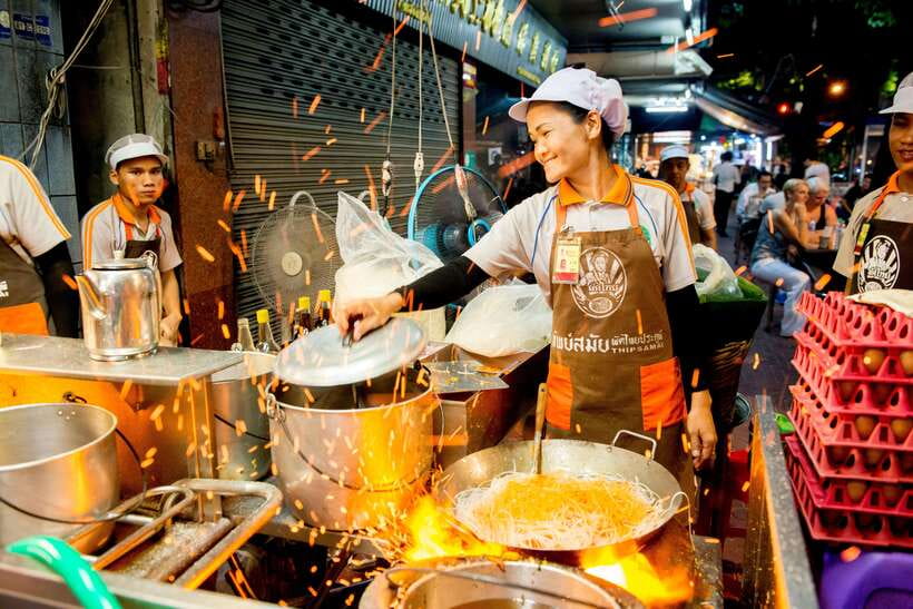 Chiang Mai: Evening Sightseeing and Local Food Guided Tour - Key points to know before you book