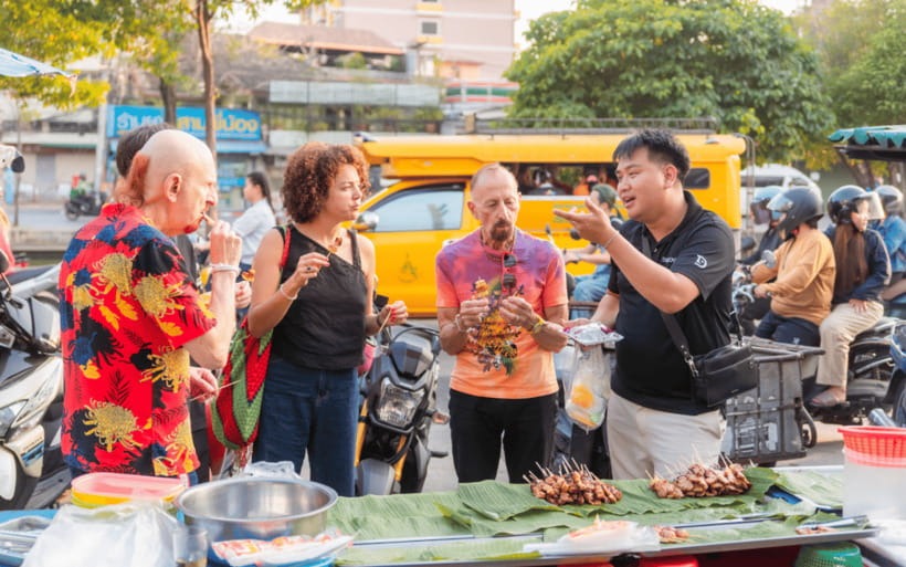 Chiang Mai: Evening Sightseeing and Local Food Guided Tour - Wat Chedi Luang feels different after dark