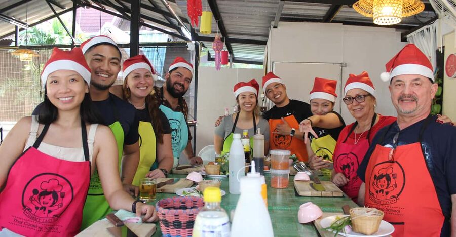 Chiang Mai: Half Day Evening Cooking Class with Market Tour - Making curry paste the traditional way