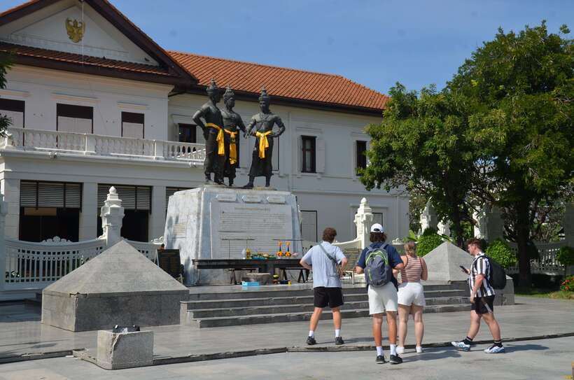 Chiang Mai: Historic Temples and City Guided Walking Tour - What the guides add to the experience