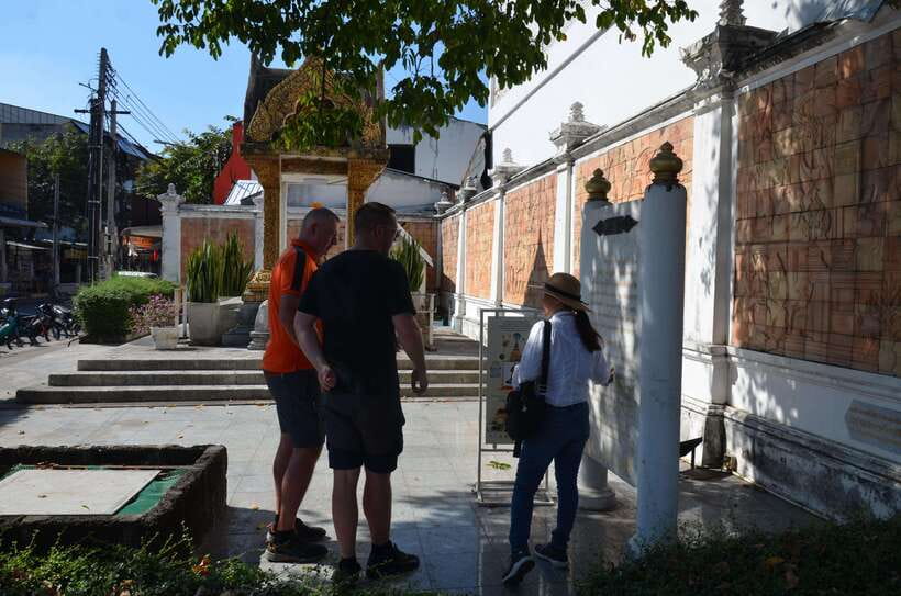 Chiang Mai: Historic Temples and City Guided Walking Tour - Who should book this walk?
