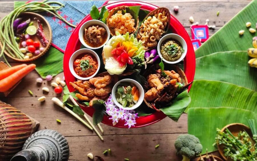 Chiang Mai: Khantoke Dinner with Traditional Performance - The setting gives the night its character