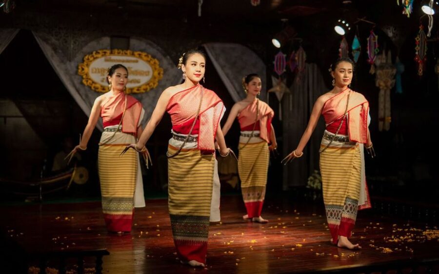 Chiang Mai: Khantoke Dinner with Traditional Performance - Understanding the set menu and buffet choices