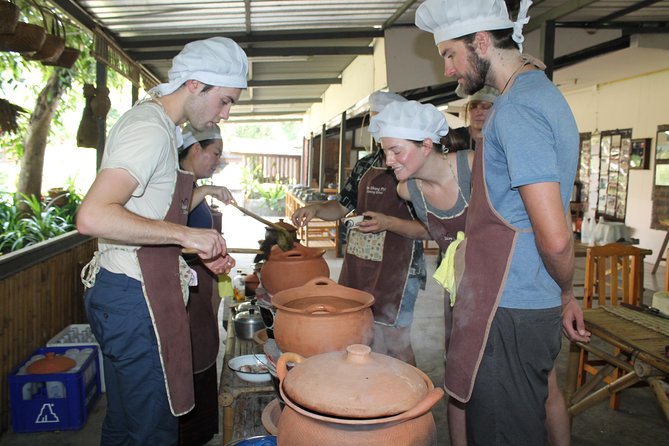 Chiang Mai Lanna Northern Thai Cooking Experience with Locals - Cooking four dishes with Lyn and a small group