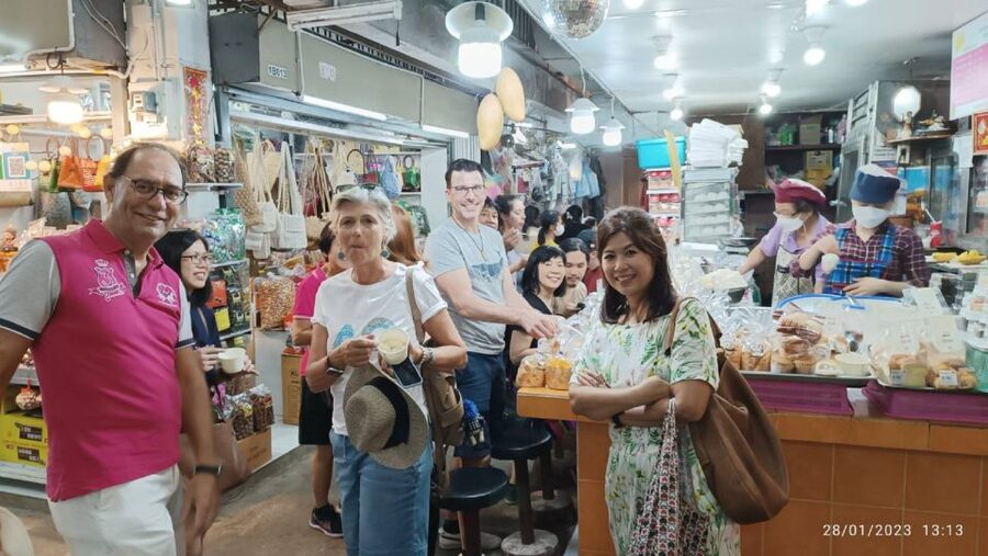 Chiang Mai: Local Food and Markets Guided Walking Tour - Ton Lamyai Flower Market adds color without adding another meal
