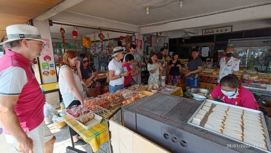 Chiang Mai: Local Food and Markets Guided Walking Tour - Mango sticky rice gives the route its sweet center