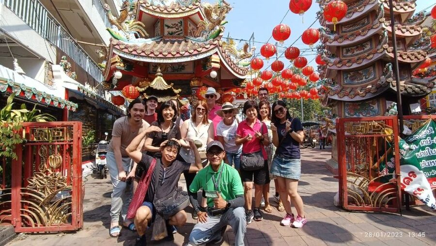 Chiang Mai: Local Food and Markets Guided Walking Tour - Lung Khajohn Wat Ket and the first sweet bite