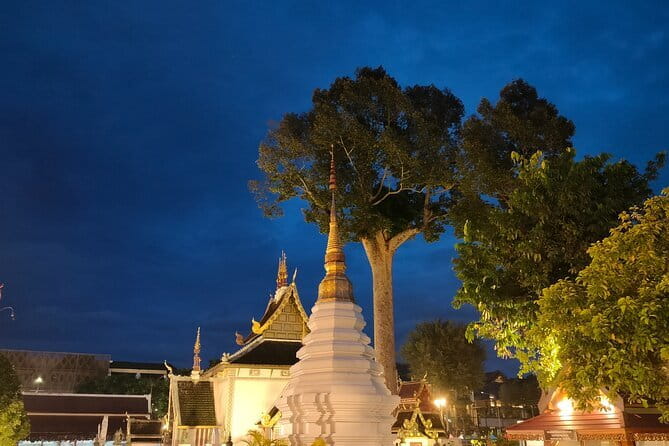 Chiang Mai Old City & Temples 3 hour Twilight Walking Tour - Why a twilight walk works well in Chiang Mai