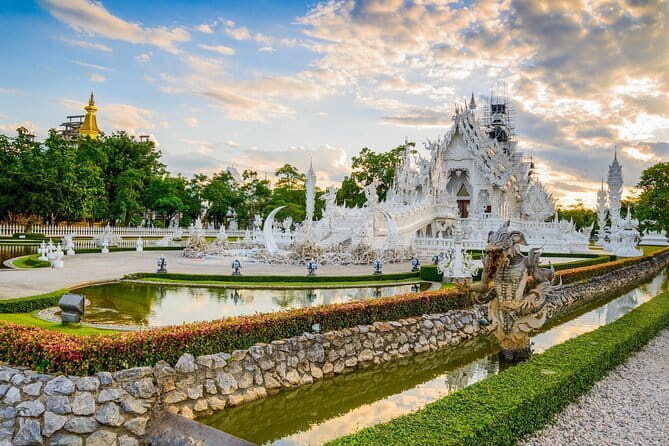 Chiang Mai Old City & Temples 3 hour Twilight Walking Tour - What the guides add to the experience