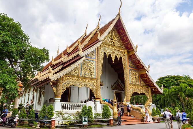 Chiang Mai Old City & Temples Guided Walking Tour - 3 Hrs - Wat Phra Singh and the tour’s graceful finish