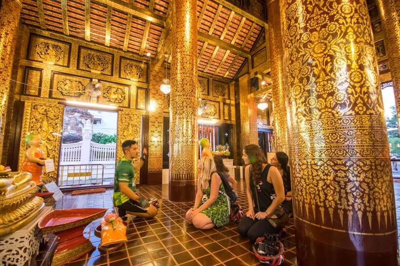 Chiang Mai: Private Historic Old City Bike Tour - Night - Wat Chedi Luang is the main temple stop