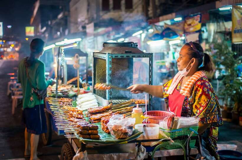 Chiang Mai: Private Historic Old City Bike Tour - Night - Choose between Wat Chiang Man and Wat Lok Molee