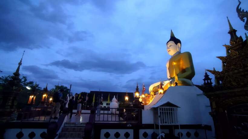 Chiang Mai: Private Historic Old City Bike Tour - Night - The market stop brings food into the picture