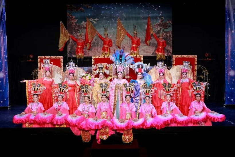 Chiang Mai: Siam Dragon Cabaret Show with Optional Transfer - The post-show photos and tipping custom