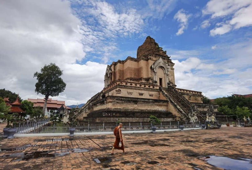 Chiang Mai: Temple And City Walking Tour Part I - Wat Chedi Luang and the earthquake-damaged stupa