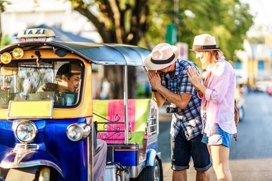 Chiang Mai: Temples and Street Food Night Tour by Tuk Tuk - Why this tuk tuk tour works well on a first night