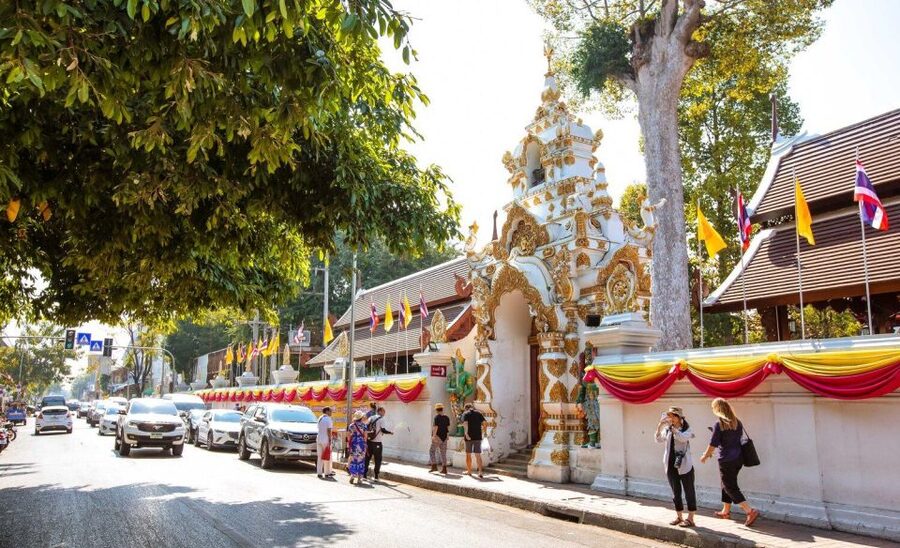 Chiang Mai: Temples and Street Food Night Tour by Tuk Tuk - Mueang Mai and Warorot: choosing your evening food