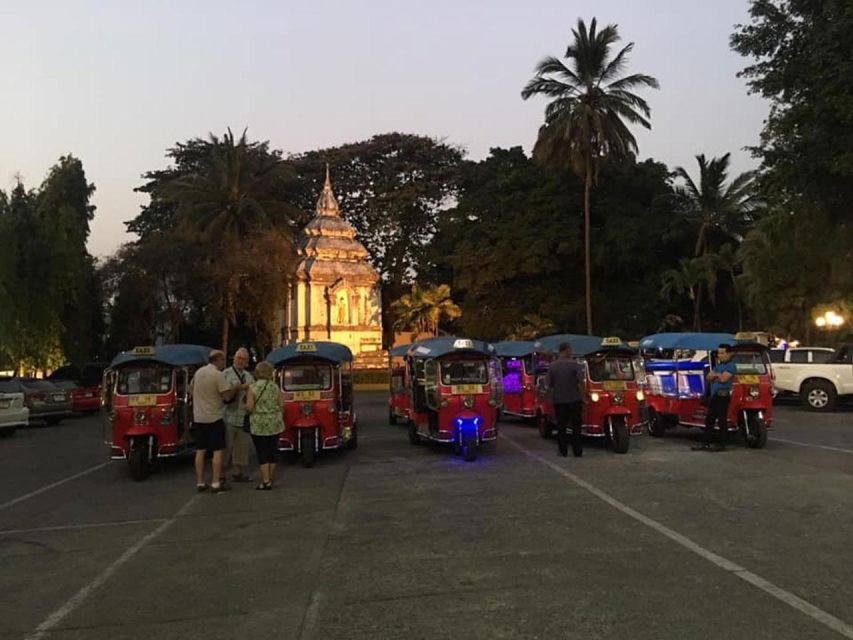 Chiang Mai: Temples and Street Food Night Tour by Tuk Tuk - Guide quality and communication