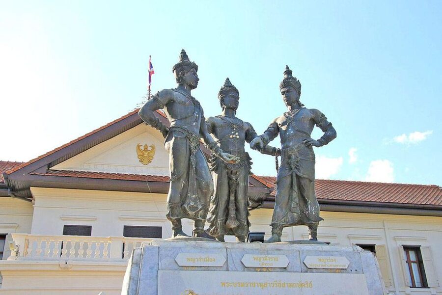 Chiang Mai: Temples and Street Food Night Tour by Tuk Tuk - Wat Phra Singh’s Lanna details
