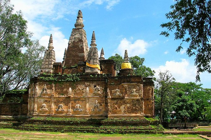 Chiang Mai Temples & City - White chedis at Wat Suan Dok