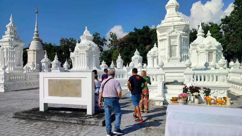 Chiang Mai: Tuk-Tuk Evening Tour with Temples & Street Foods - Who should book this Chiang Mai night tour?