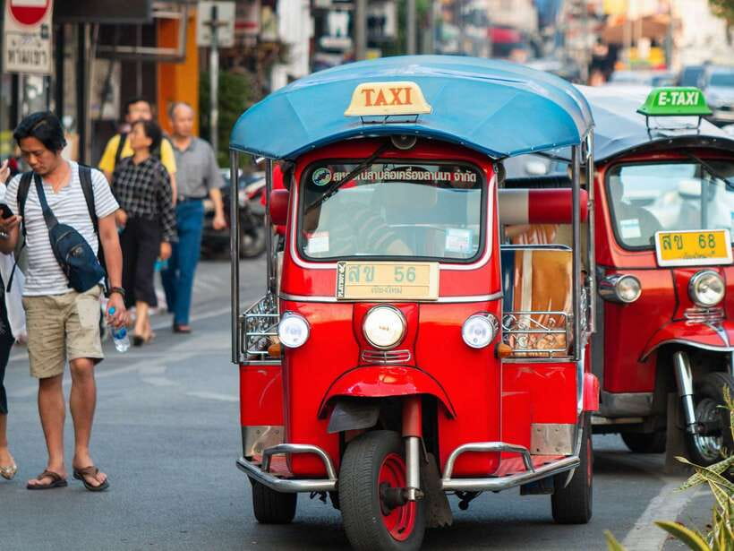Chiang Mai: Tuk-Tuk Evening Tour with Temples & Street Foods - Wat Lok Moli and Chiang Mai’s Lanna character