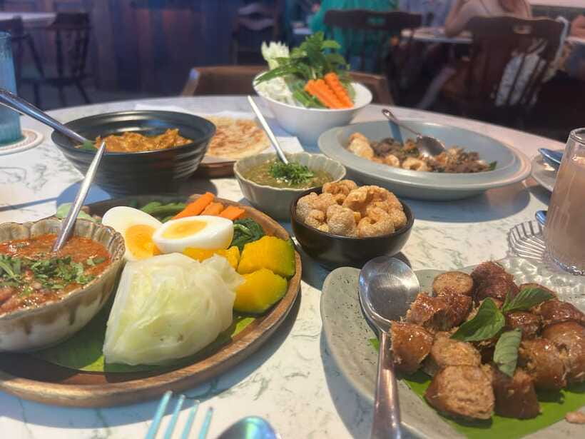 Chiang Mai: Walking Food Tour - Khao soi in a memorable setting
