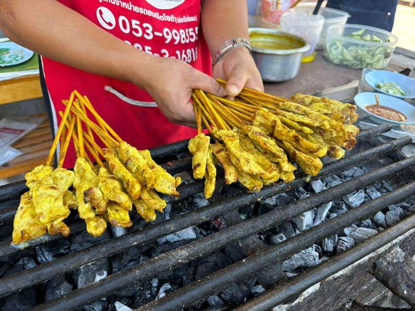 Chiang Mai: Walking Food Tour - Banana leaf sticky rice for breakfast