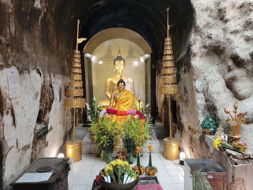 Chiang Mai:Wat Phra That Doi Suthep & Wat Umong Evening Tour - What the guide adds to the visit