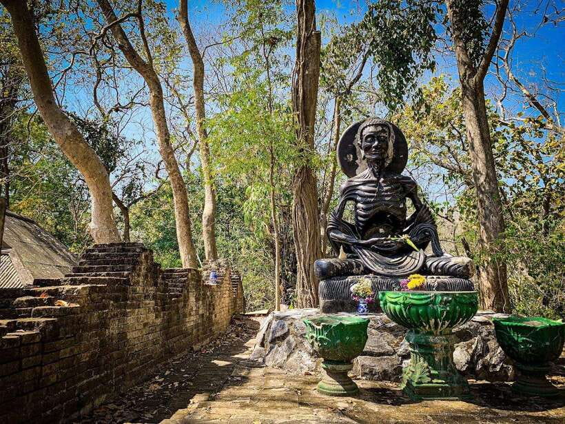Chiang Mai:Wat Phra That Doi Suthep & Wat Umong Evening Tour - Temple etiquette and what to wear